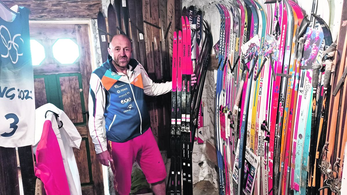 Sbírá lyže, v Rejvízu si otevřel muzeum